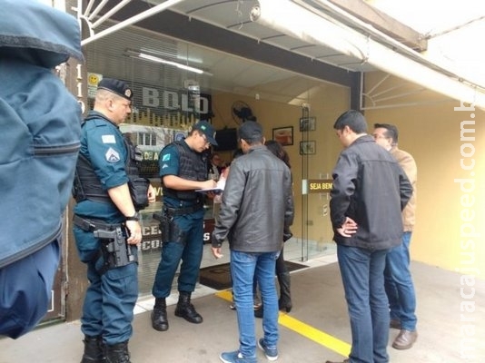 Homem encontrado em apartamento foi assassinado com dez facadas