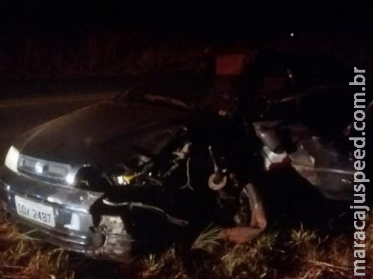 Idoso fica preso às ferragens após colidir carro em carreta