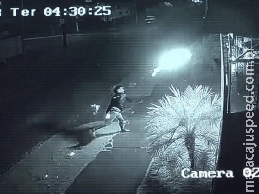 Imagens mostram motociclista jogar coquetel molotov em loja de veículos