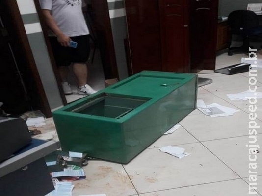 Janela de lotérica é arrombada e bandidos levam dinheiro de cofre