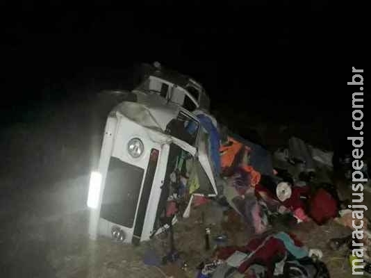 Kombi capota várias vezes após motorista atropelar anta e seis ficam feridos Kombi capota várias vezes após motorista atropelar anta e seis ficam feridos