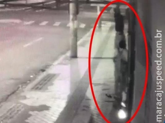 Ladrão faz "pezinho" a comparsa para furtar lâmpada