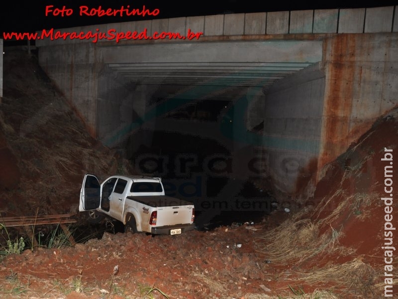 Maracaju: Condutor de caminhonete Hilux tenta inaugurar viaduto e caminhonete fica encavalada em buraco