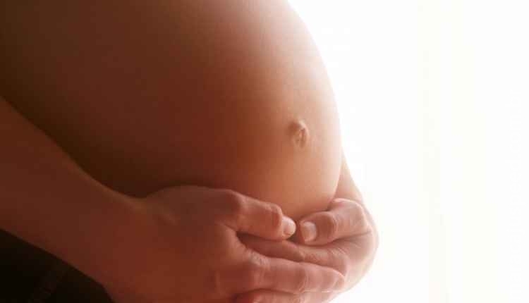 Marido bate em mulher grávida e diz que vai arrancar o bebê com as próprias mãos