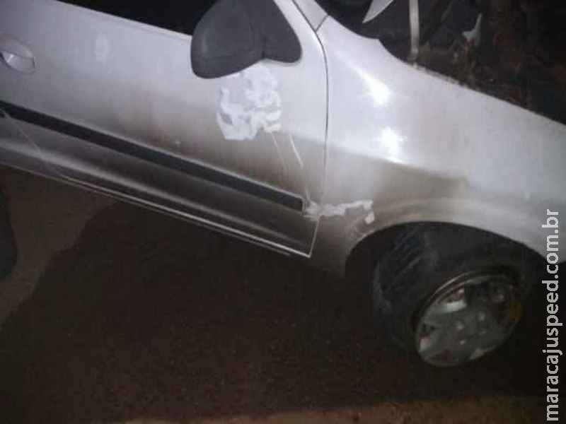 Motociclista ateia fogo em carro de garagem