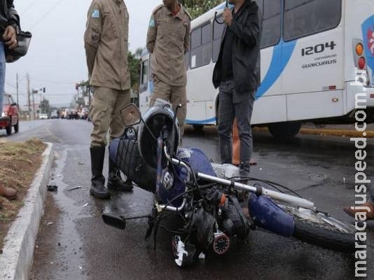 Motociclista é lançado ao ar em acidente com carro na Joaquim Murtinho