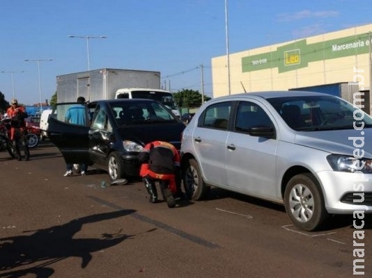 Motociclista “não vê seta” e bate em 3 carros na Fábio Zahran