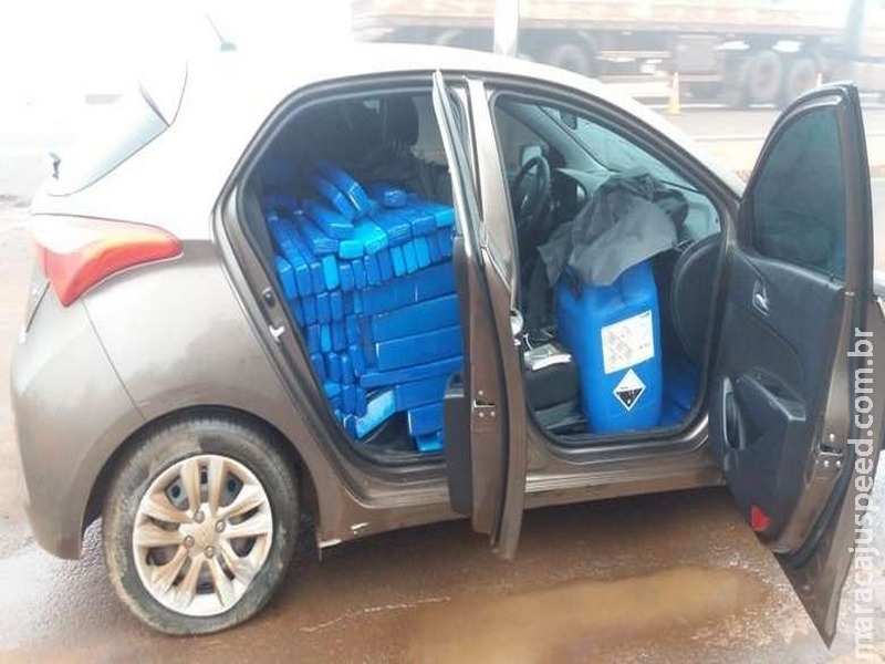 Motorista bate em rotatória e abandona carro cheio de maconha