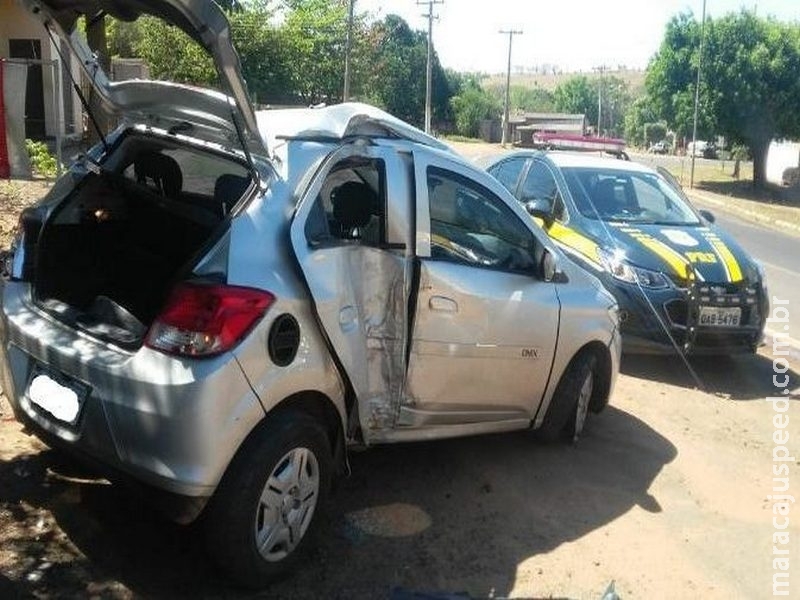Motorista com carro roubado foge de abordagem policial, perde controle e bate em árvore