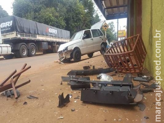 Motorista de Uno bate em poste após perder controle da direção em desnível na rua