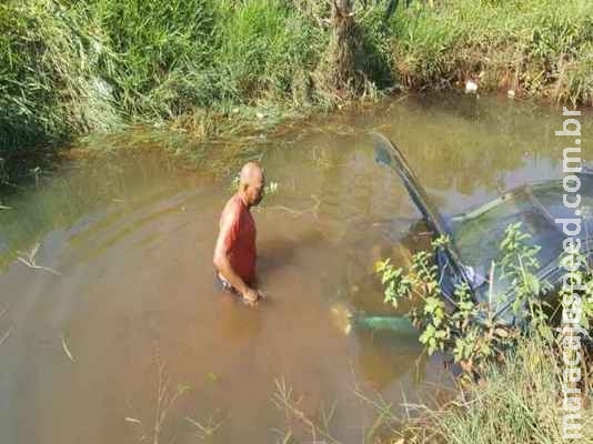 Motorista esquece de puxar o freio de mão e veículo cai em córrego