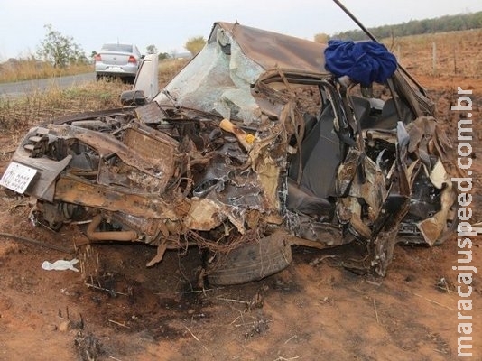 Motorista morre após caminhão invadir contramão e colidir com Parati Motorista morre após caminhão invadir contramão e colidir com Parati