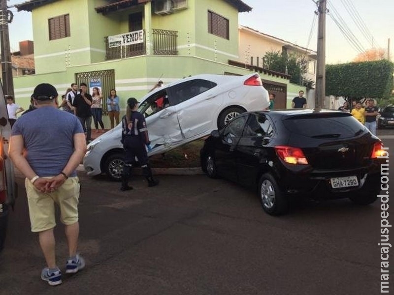Motorista não obedece sinalização e carro para sobre outro no Vilas Boas