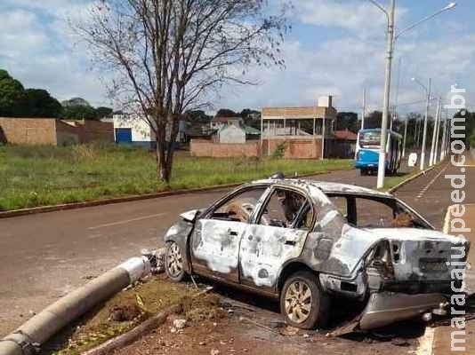 Motorista perde controle, bate carro em poste que pega fogo