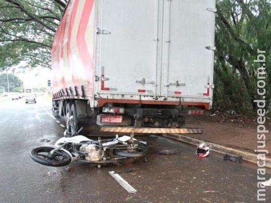 Mulher fica ferida após motocicleta parar embaixo de caminhão parado