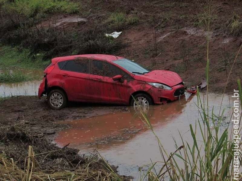 Mulher perde controle e cai com carro em barranco Mulher perde controle e cai com carro em barranco