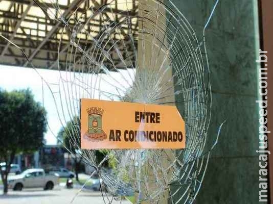 Mulher que quebrou vidro de prefeitura com machado ‘queria passagem para Turquia para casar’