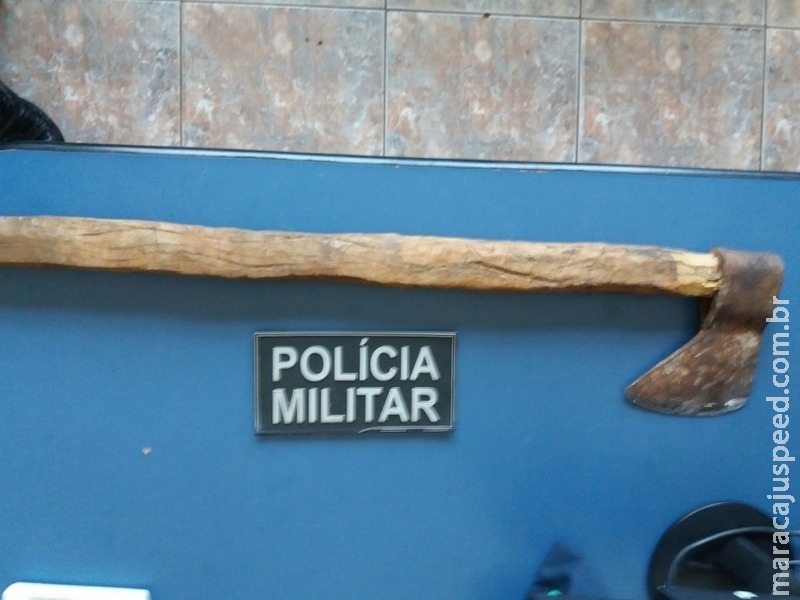 Mulher usa machado para quebrar prédio da prefeitura e acaba presa em Nova Andradina