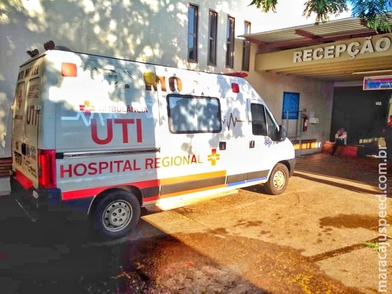 Pacientes ficam internados na própria ambulância em frente a hospital fechado em Campo Grande