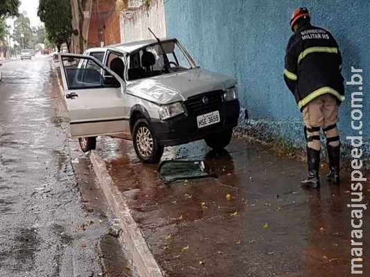 Passageiro é lançado para fora de carro após colisão e capotamento em Campo Grande