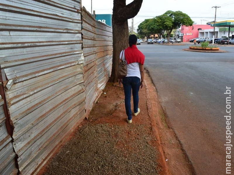 Pedestres sofrem com obstáculos e calçadas deterioradas Pedestres sofrem com obstáculos e calçadas deterioradas
