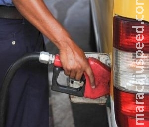 Petrobras anuncia que gasolina nas refinarias terá alta de 0,5% amanhã Petrobras anuncia que gasolina nas refinarias terá alta de 0,5% amanhã