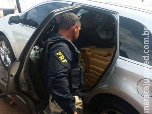 Pneu de traficante fura, ele volta para guinchar veículo e acaba preso