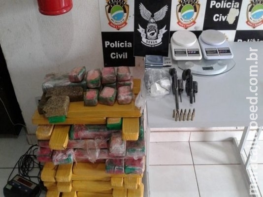 Polícia apreende armas, maconha e cocaína nas Moreninhas