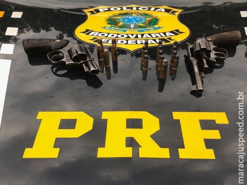 Polícia prende duas pessoas por porte de arma de fogo
