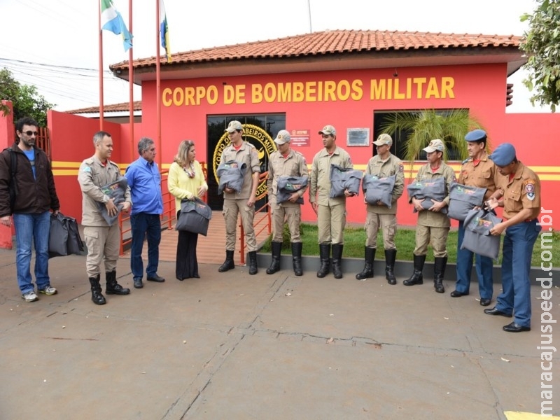 Prefeito Maurílio e primeira dama Leila Azambuja entregam presentes a militares do Corpo de Bombeiros