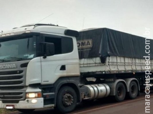 PRF apreende carreta roubada no RJ carregada com 200 mil maços de cigarros