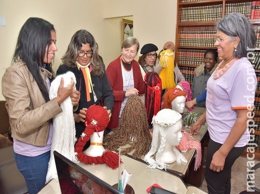 Projeto cria perucas de princesas para crianças com câncer Projeto cria perucas de princesas para crianças com câncer