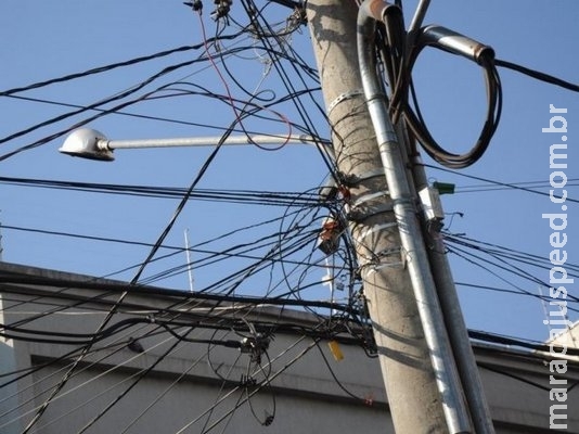 Sem normas para identificação, cabos e fios de telefonia dão "nó" na cabeça