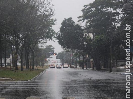 Semana começa com chuva forte, mas calor volta a ficar acima dos 30°C na terça