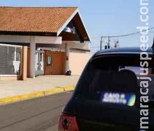 Servidores reclamam, mas Prefeitura nega proibir carros com adesivos de políticos nas escolas Servidores reclamam, mas Prefeitura nega proibir carros com adesivos de políticos nas escolas