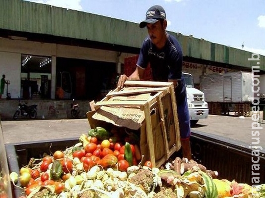 Supermercados desperdiçam R$ 3,9 bi em alimentos por ano, diz Abras Supermercados desperdiçam R$ 3,9 bi em alimentos por ano, diz Abras