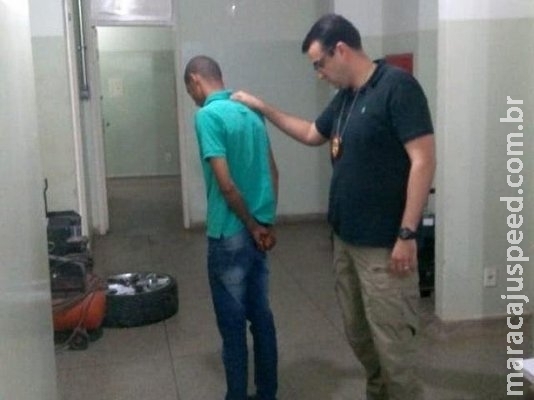 Suspeito de matar jovem a golpes de ferro de passar se entrega a polícia