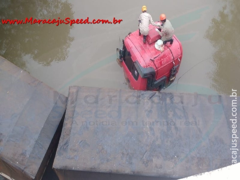 Urgente: Veículo cai em ponte do Rio São Domingos próximo a Itaporã. Possivelmente uma vítima fatal