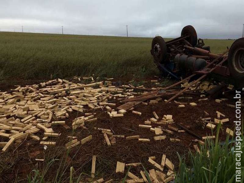 Veículo carregado com maconha tomba e expectativa é que carga chegue a 3t
