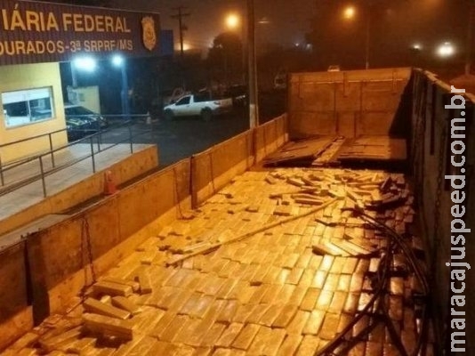 Veículo e carreta apreendidos pela PRF transportavam 1,6 mil quilos de maconha