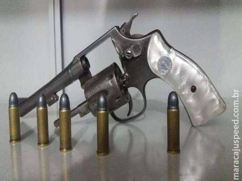 Vítima reage a assalto, atira contra trio e suspeito é baleado na perna