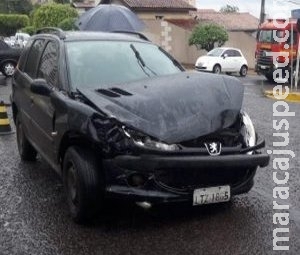 Acidente com três carros deixa dois homens feridos em cruzamento