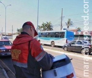 Acidente entre ônibus e motociclista deixa homem gravemente ferido