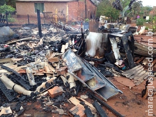 Açougueiro agride esposa com grelha de fogão, incendeia casa com tudo dentro e foge
