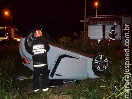 Ao passar em buraco, motorista perde o controle da direção e capota carro na MS-276