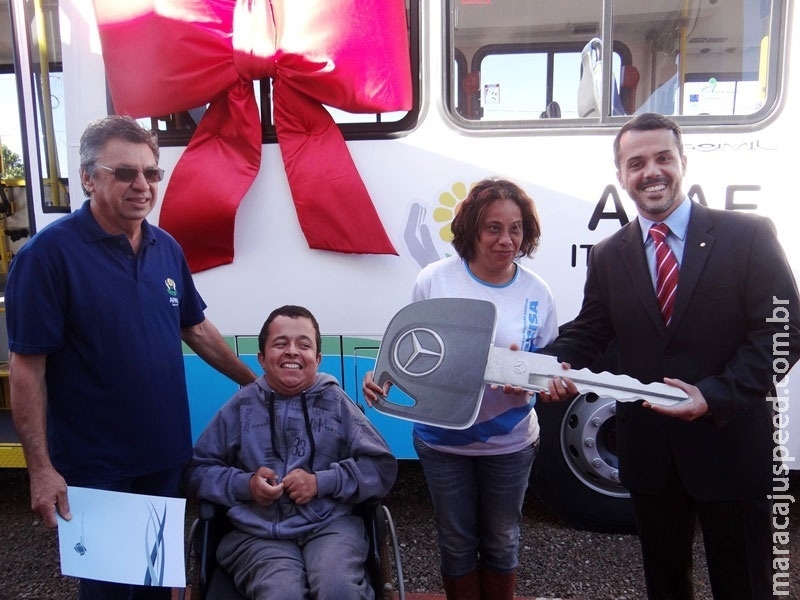 Apae de Itaporã recebe ônibus adaptado, adquirido com recursos de acordo judicial
