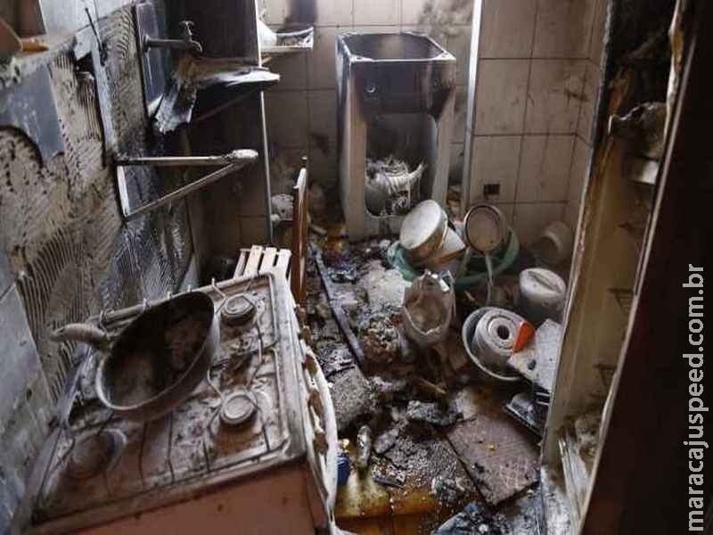 Apartamento pega fogo com mulher e bebê dentro e vizinhos apagam chamas Apartamento pega fogo com mulher e bebê dentro e vizinhos apagam chamas