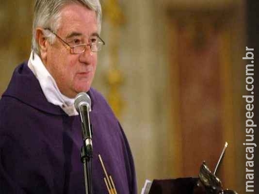 Após acusação de pedofilia, Papa Francisco expulsa padre chileno Após acusação de pedofilia, Papa Francisco expulsa padre chileno