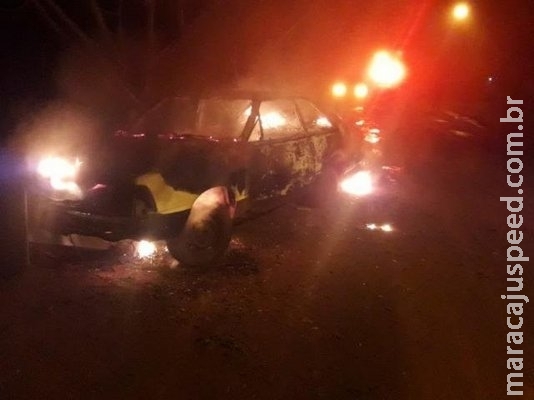 Após batida, condutor incendeia próprio veículo e é preso pela PM