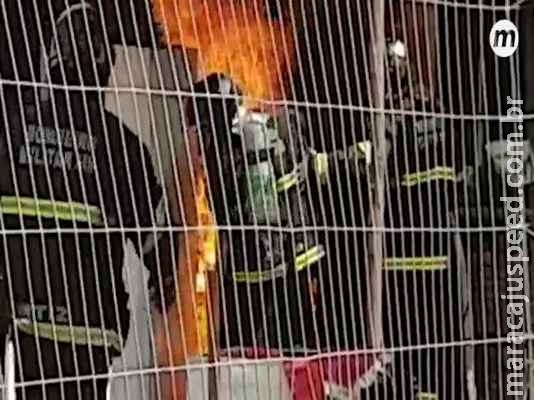 Após briga de casal, residência é destruída por incêndio em Campo Grande Após briga de casal, residência é destruída por incêndio em Campo Grande